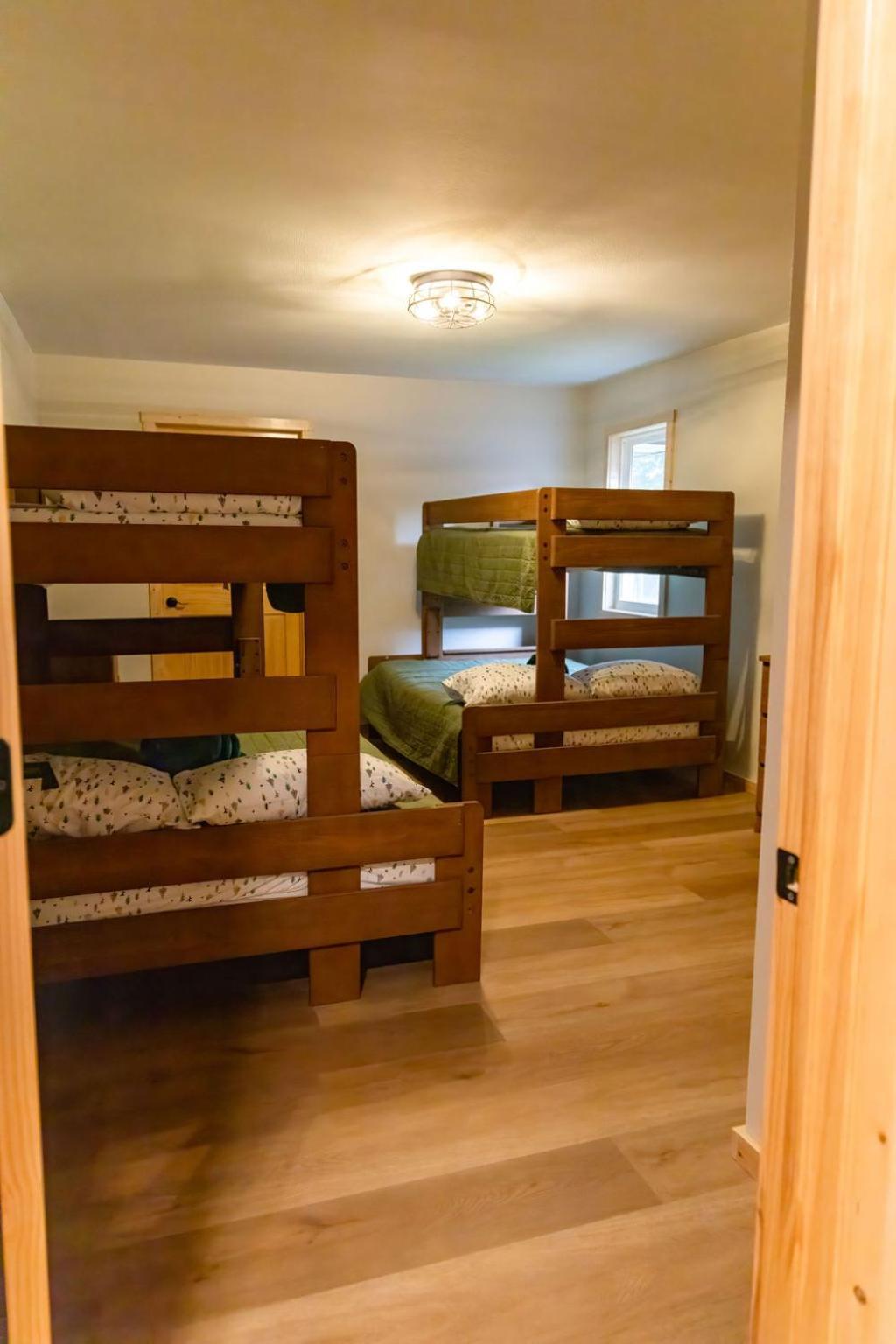 Twelve Pines Resort - South Lodge With Private Pier On Catfish Lake Eagle River Esterno foto